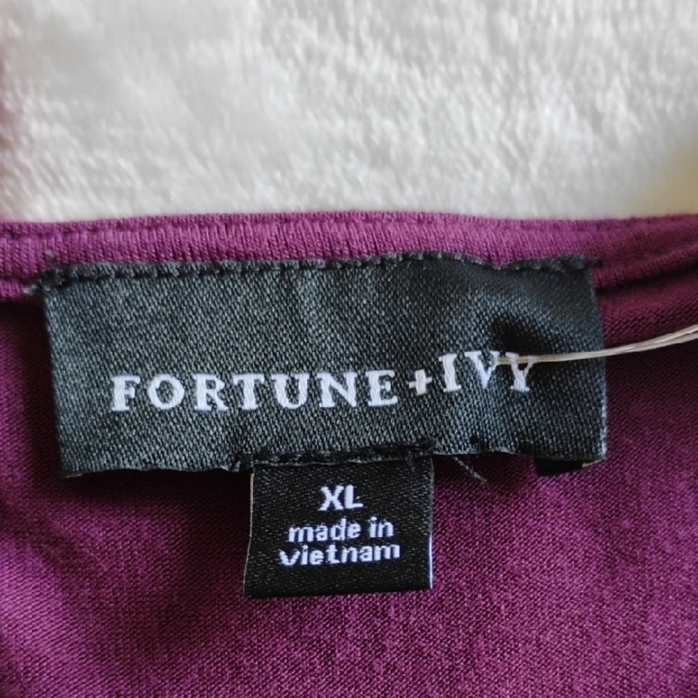 Chic V-Neck Burgundy Blouse - Picture 4 of 6